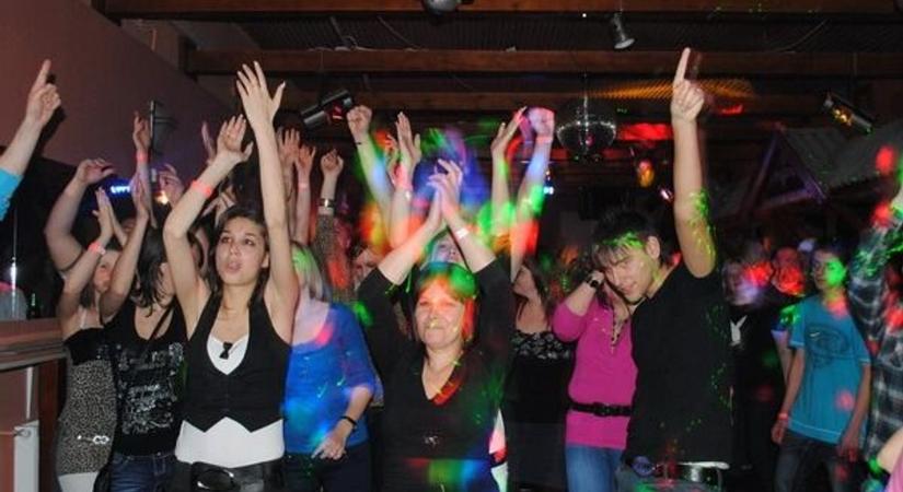 Retró őrület a baranyai éjszakában – ezt a bulit ma is emlegetik (GALÉRIA)