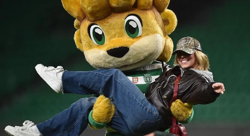 Videó: nem ügyetlen a labdával Sydney Sweeney