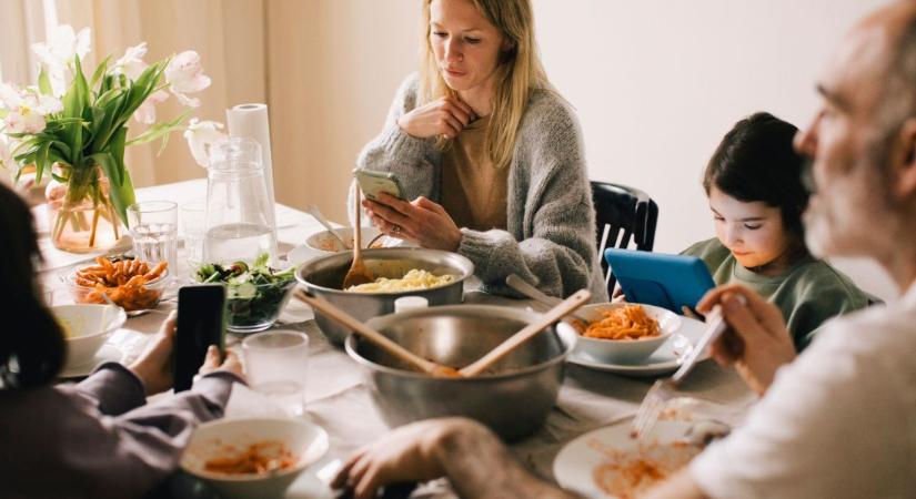 Egy asztalnál ülünk, mégis külön világban: ezt teszi velünk a telefon