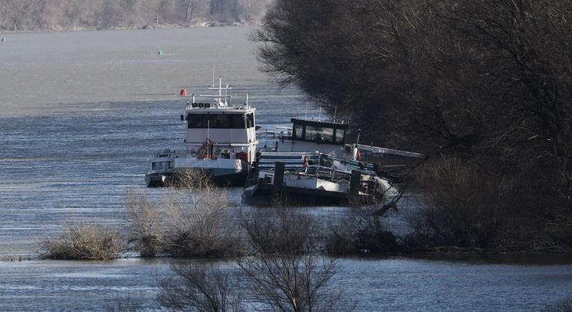 Léket kapott egy uszályhajó Vámosszabadinál – Cikkünk folyamatosan frissül