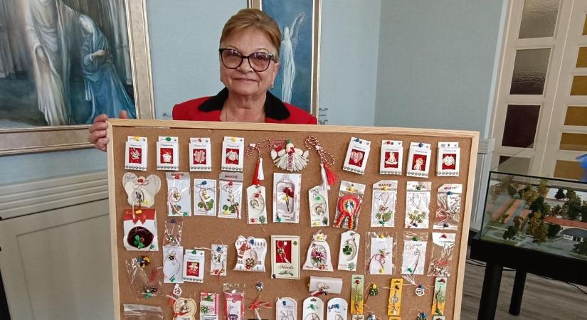 Egy kedves hagyomány, amellyel a tavaszt köszöntik: ez a különleges kitűző jelzi, hogy vége a télnek