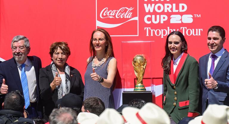 Nagy ünnepség közepette érkezett meg a világbajnoki trófea a kartellháború sújtotta Mexikóba