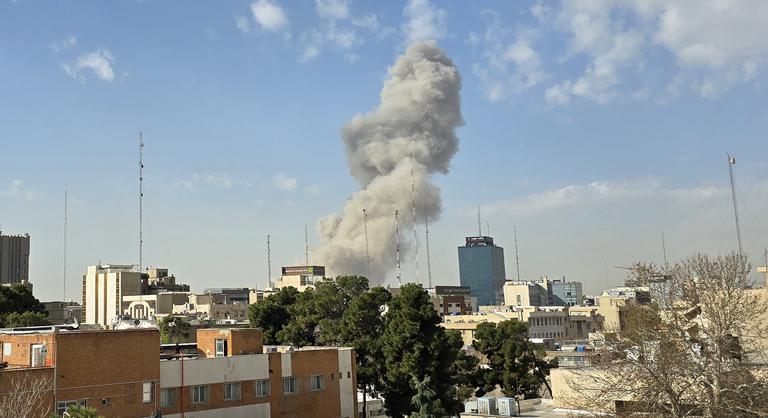 Szakértő az Indexnek az iráni helyzetről: Lefejezéses hadművelet indult, ezt a háborút Magyarországon is megérezhetjük