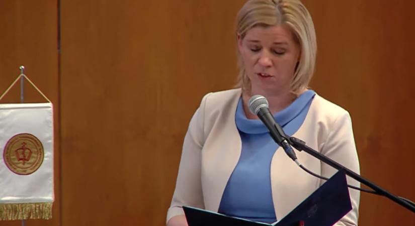 Kinevették a felsőoktatási államtitkárt az Állatorvosi diplomaosztóján: a kormány sikereiről beszélt