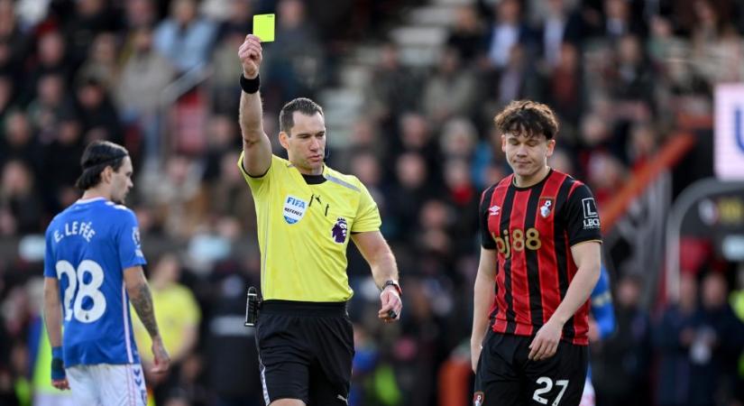 Tóth Alex épphogy beállt, egyből sárga lapot kapott