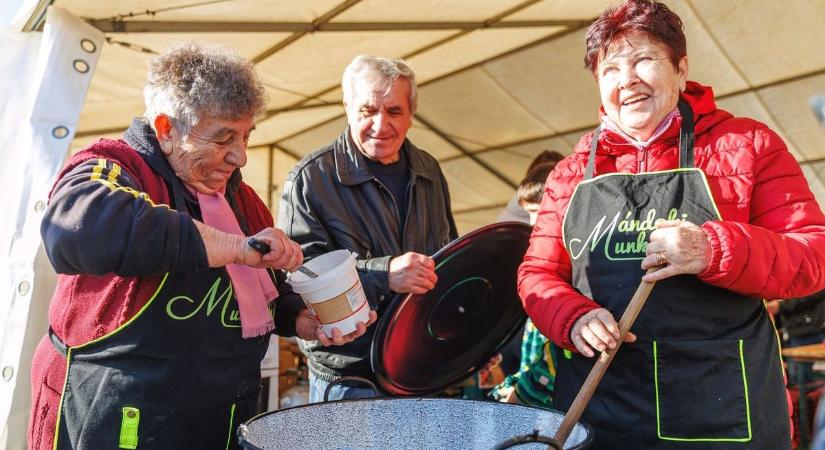 Tor-Mámorban Esztáron; a helyi pálinkaivás fortélyát is bemutatták – fotókkal, videóval