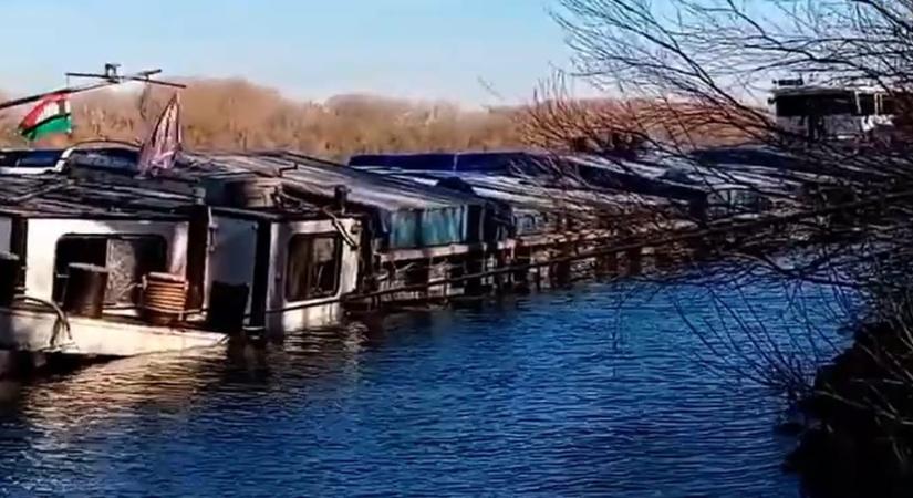 Zátonyra futott egy uszály Vámosszabadinál