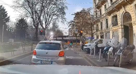 A vezető okozhatta a halálos villamosbalesetet Milánóban – Videó