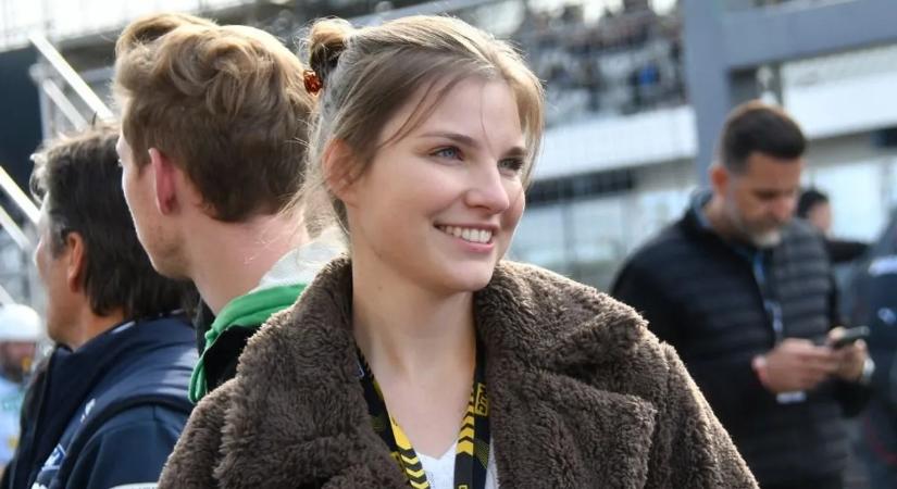 Immáron hivatalos: a csinos magyar autóversenyzőből Mrs. Schumacher lett!