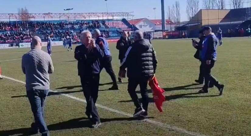 Liga 2: Bölöni László végezte el a kezdőrúgást Marosvásárhelyen – videó