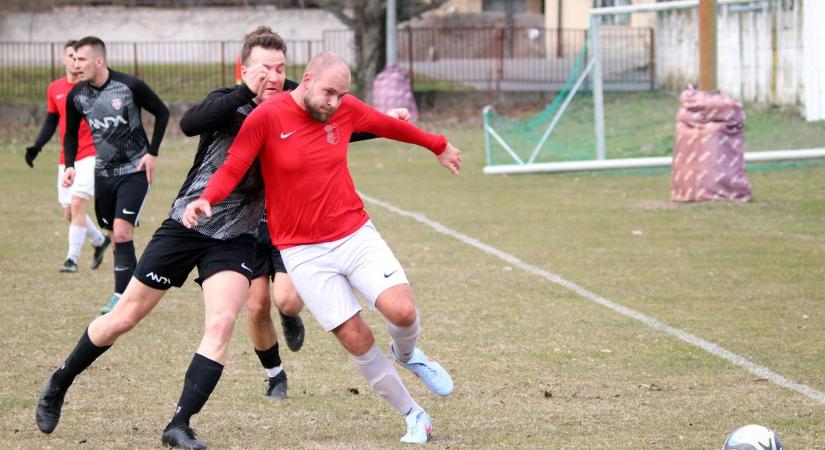 Első számú kihívóját legyőzve tovább növelte előnyét a listavezető