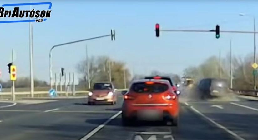 Hatalmas ütközés Debrecennél, látványos videón a baleset