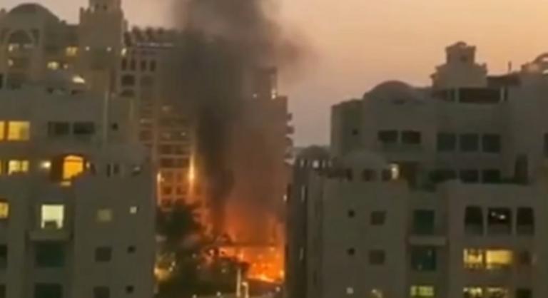 Rakétatámadás ért egy luxusszállodát Dubajban, lángokban áll az épület
