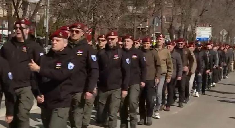 Az alkotmányos rend megdöntésével vádolt veteránokért tüntettek Kraljevóban