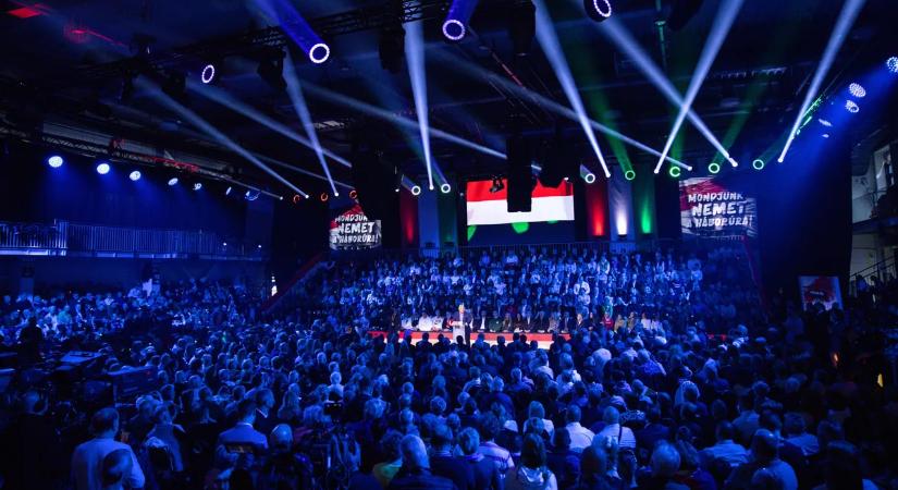 Tóth Gabi, Takáts Tamás - sztárdömping az esztergomi Háborúellenes Gyűlésen