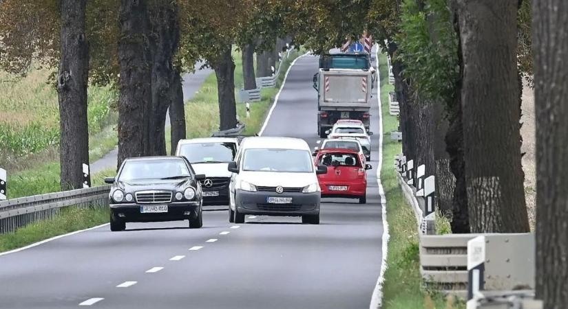 Tízből kilenc sofőr elbukik ezen a KRESZ-kérdésen: Te szabályosan előznéd meg a motort?