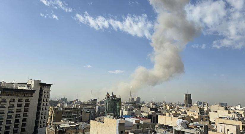 Menekülő emberek, füstoszlop, romok - videókon a háború első órái