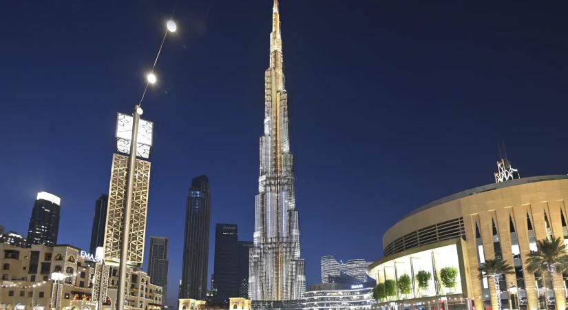 Rakétatalálat érte Dubaj belvárosát, Irán több arab fővárost is támad