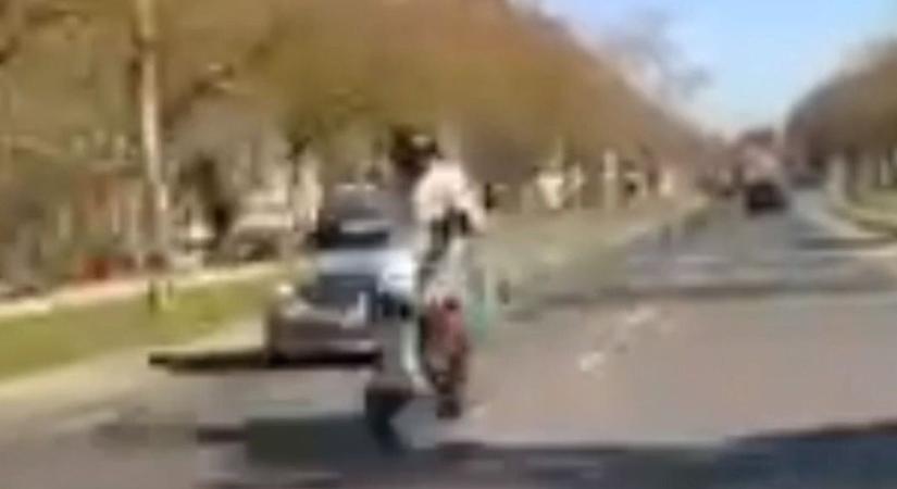 Durva életveszélyes előzés: Majdnem a vesztébe rohant ez a szombathelyi motoros