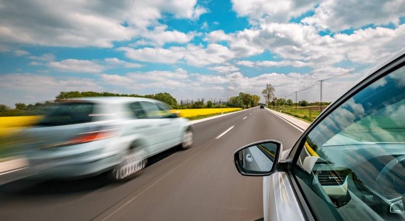 A sofőrök fele elvérzik ezen a kérdésen: szabad így előzni vagy tilos?