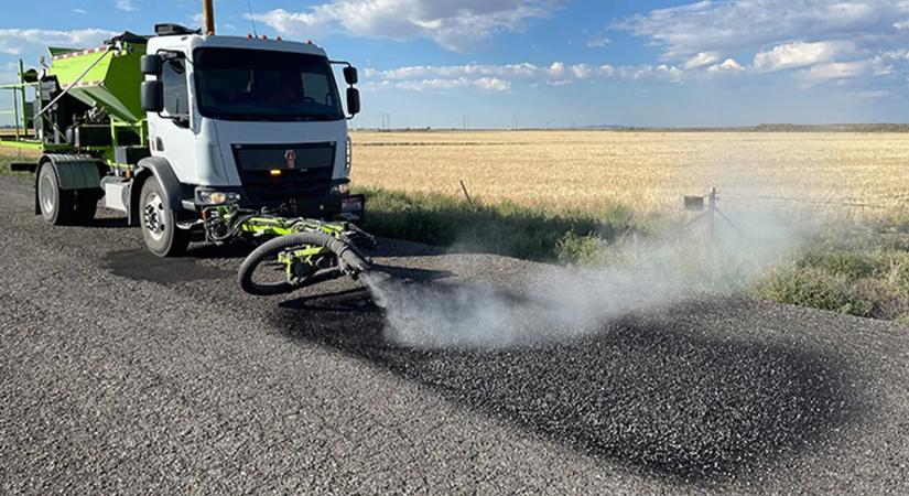 Ez a teherautó két perc alatt képes befoltozni egy kátyút az úton!