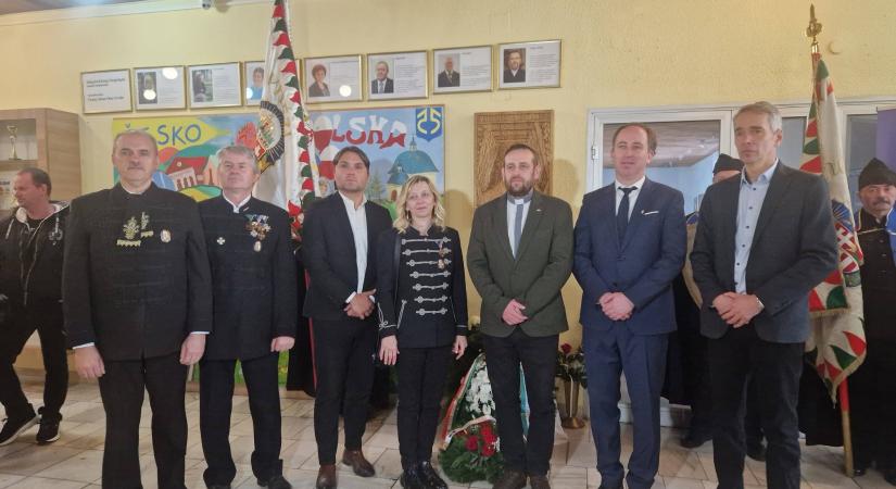 Emléktáblát avattak Szőgyénben a kommunista diktatúra áldozatainak emlékére