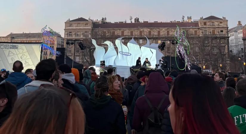 A klubokban zajló razziák ellen tüntettek a Kossuth téren