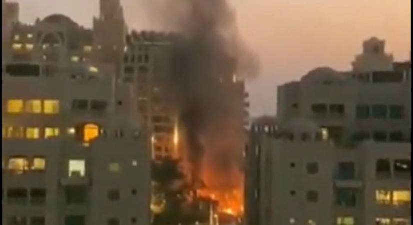 Súlyosbodik a helyzet: rakéta csapódott egy népszerű dubaji luxushotelbe – a Burdzs Kalifa lehet a következő célpont (Videó)