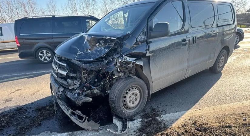 Videón a debreceni baleset: kisbusz csapódott az előtte haladó autóba a 4-es főúton
