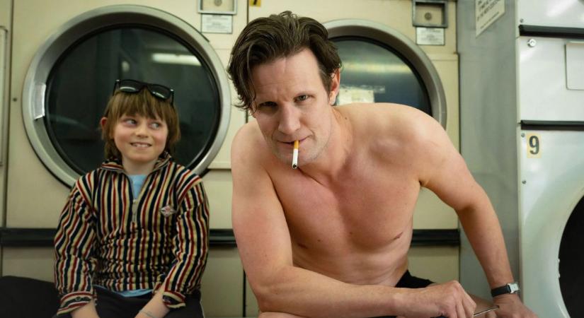 A felesége temetésén sem tudott leállni szexmániás férfi, majd megszökött, amikor el akarták venni tőle a gyerekét