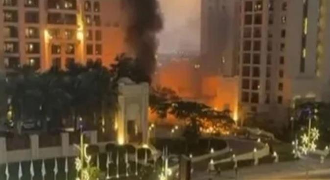 Rakétatámadás ért egy szállodát Dubajban, lángokban áll az épület