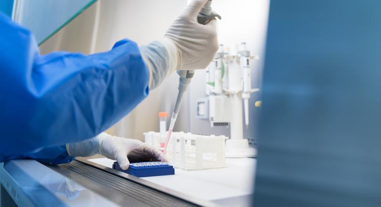 Kiderült, mennyi ideig fertőznek a vírusok különböző felületeken