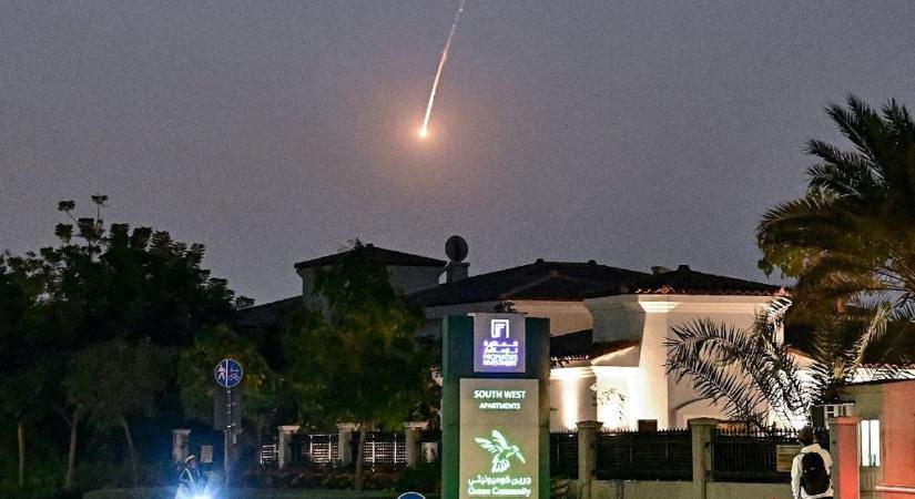 Lángba borult egy dubaji luxushotel egy rakétatámadás után - videóktérkép