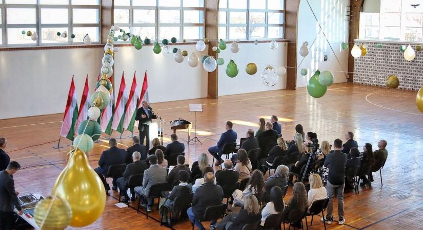 Átadták a több mint 367 millió forintból megújult izsáki sportcsarnokot – fotók