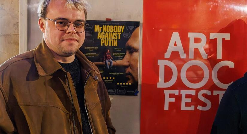 „A gyerekek úgy isszák magukba a propagandát, mint a vizet” – megszólalt a Putyin-rendszert bemutató dokumentumfilm alkotója