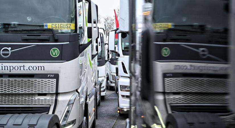 Döntött Lázár János, mégsem emelik március 1-jén az útdíjat