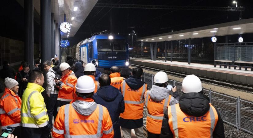 Lázár minisztériuma figyelmeztetést adott ki: óvatosan a Budapest-Belgrád vasútvonal mellett, járnak a vonatok