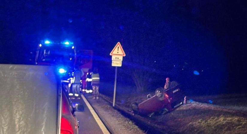 Drámai baleset az 52-es főúton: fejtetőre állt egy autó, a hatóságok már a helyszínen