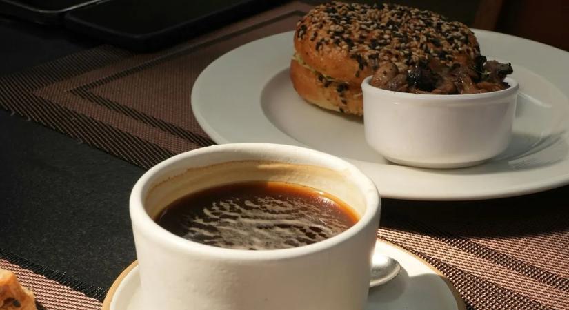 Új trend hódít a kávézókban, ez az alapanyag mindenkit megőrjít