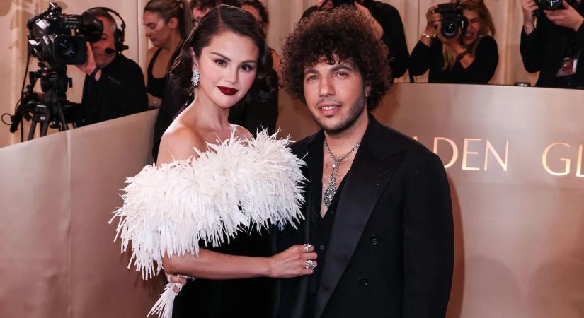 Selena Gomez férje élő show-ban próbálta kimagyarázni, miért volt retkes a lába egy podcastben