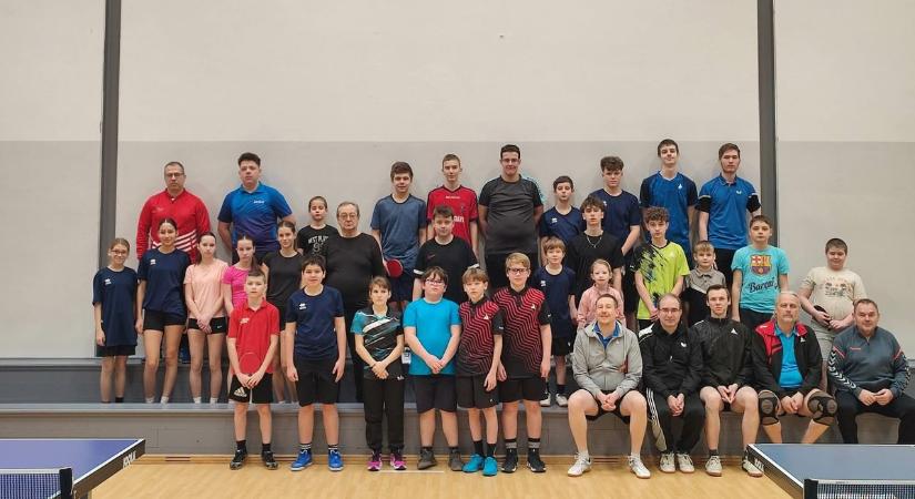 Reggeltől estig edzettek Dágon – így készülnek Komárom-Esztergom legjobb fiatal pingpongosai