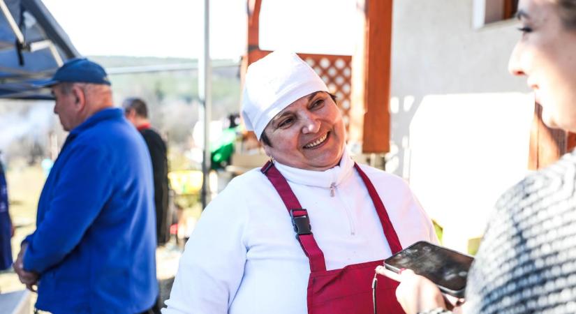 Gyümölcs a kolbászban? Különleges falat lett a böllérverseny sztárja - fotók