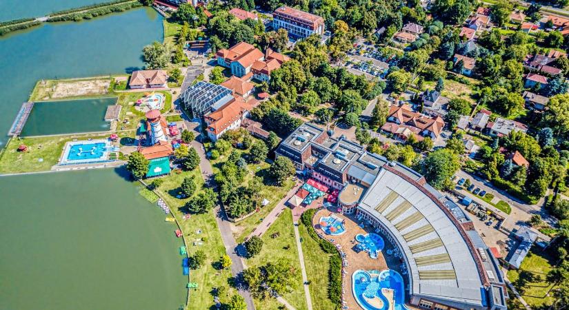 Élményfürdős újranyitás, termálfürdős kutatás és bővülő gyógyvizes kínálat