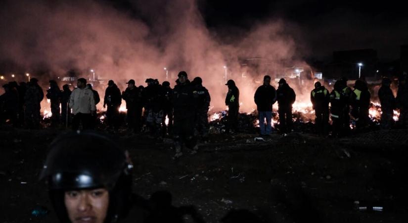 Balesetet szenvedett egy bolíviai pénzszállító repülő, majd a helyiek rátámadtak a rendőrökre, hogy vihessék a pénzt