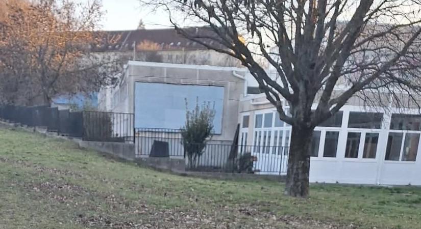 Volt, nincs: leszedték a propagandaplakátot a veszprémi középiskola faláról