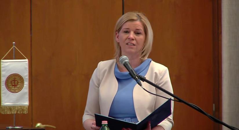 Kiröhögték a diákok Orbán államtitkárát a diplomaosztón – nagyon megsértődött