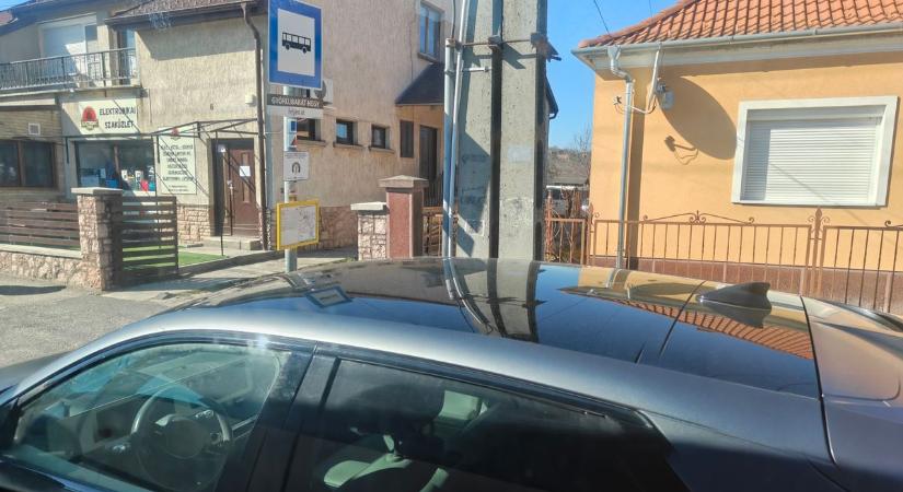 Buszmegállóban parkolt a tahó sofőr, a busz sem fért el tőle - olvasói fotó