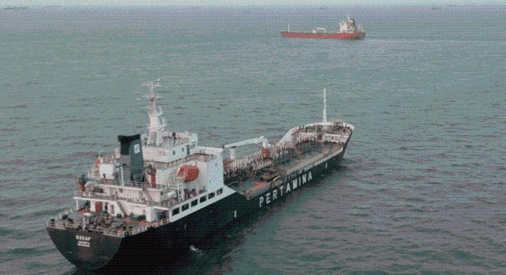 Rakéták után árrobbanás? A Brent 80–100 dollárig ugorhat, veszélyben a Hormuzi-szoros