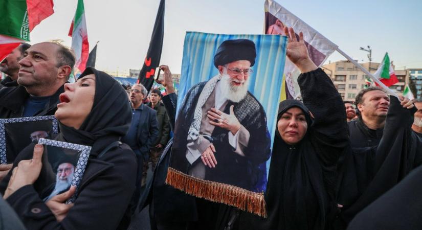 Videón, ahogy az iráni állami tévé műsorvezetője könnyek között bejelenti Hamenei halálát