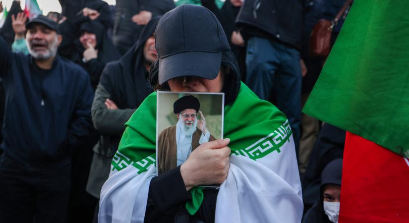 Sírva fakadt az iráni állami média bemondója, amikor bejelentette Ali Hamenei halálhírét